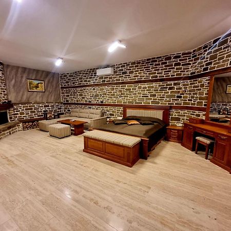 Семеен Хотел Чардаците Lovech Exteriör bild