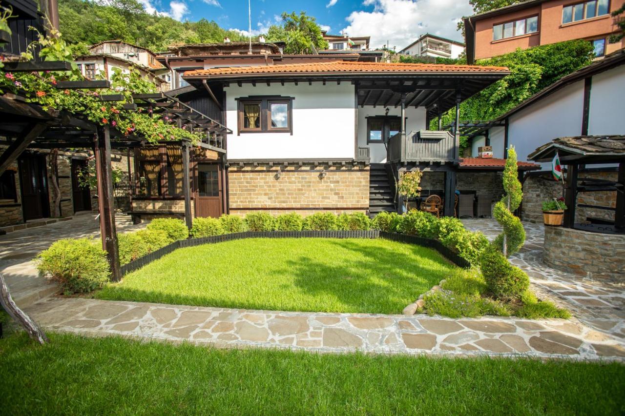 Семеен Хотел Чардаците Lovech Exteriör bild