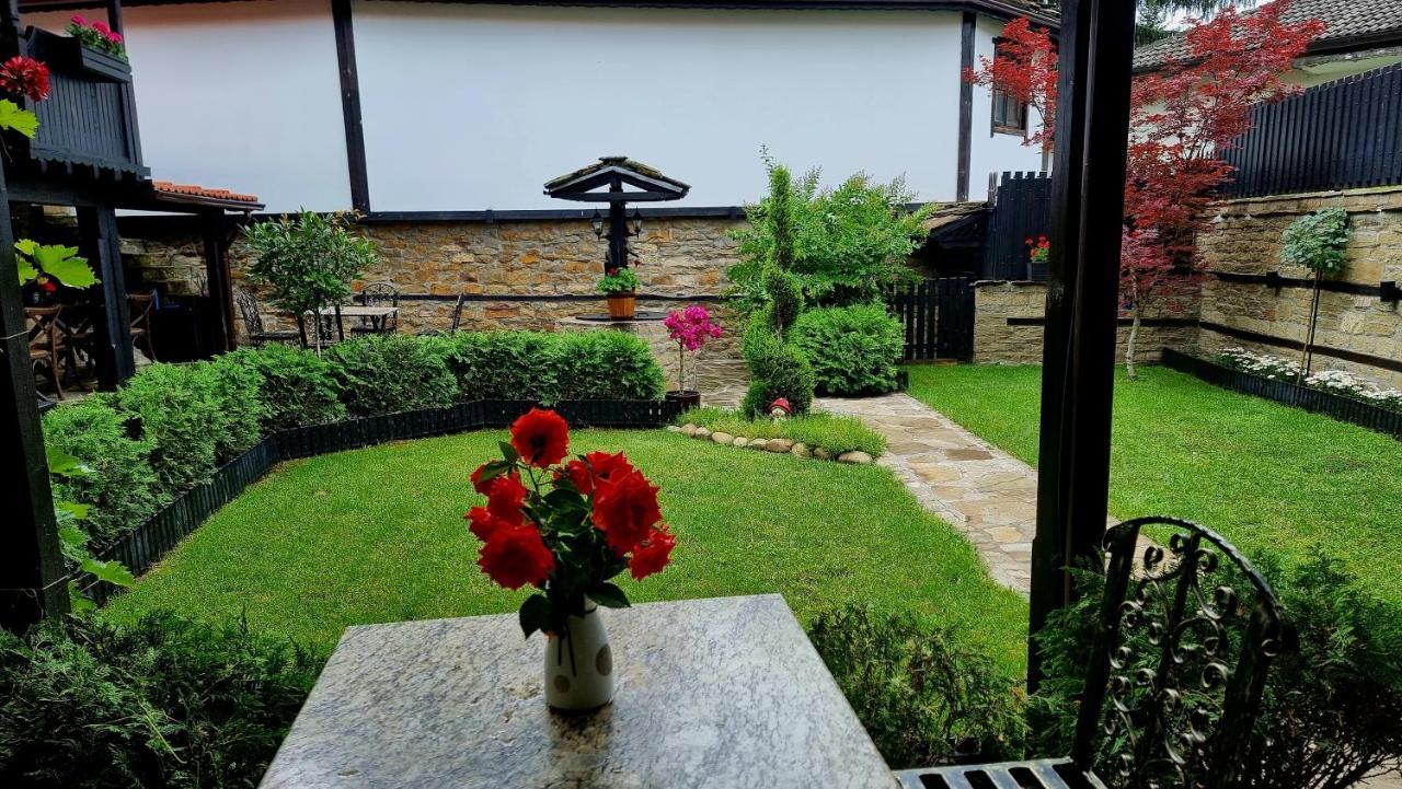 Семеен Хотел Чардаците Lovech Exteriör bild