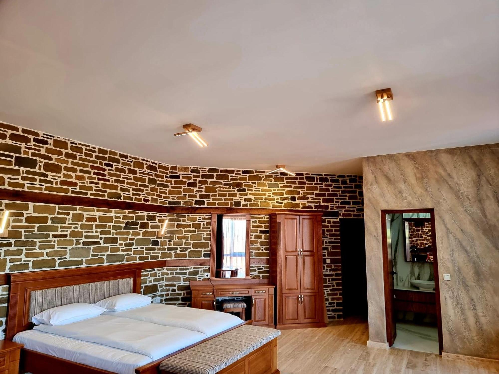 Семеен Хотел Чардаците Lovech Exteriör bild