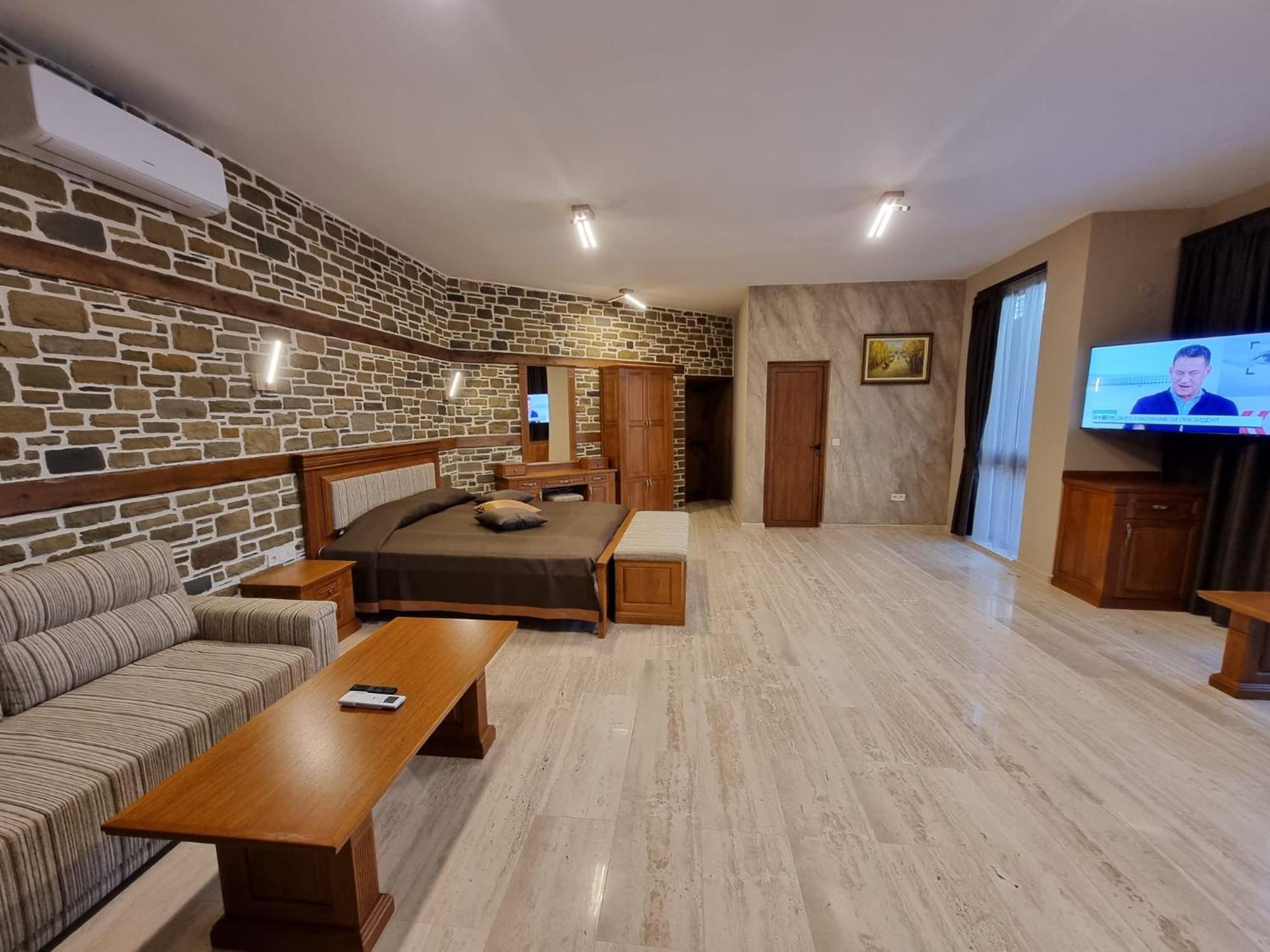 Семеен Хотел Чардаците Lovech Exteriör bild